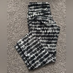 NWOT Nike Dri Fit Size Medium Capri Legging Black and White